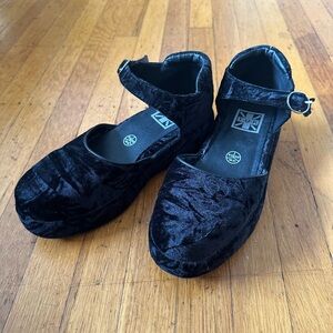 T.U.K CRUSHED VELVET PLATFORM MARY JANE BLACK SIZE US 9 NWOT